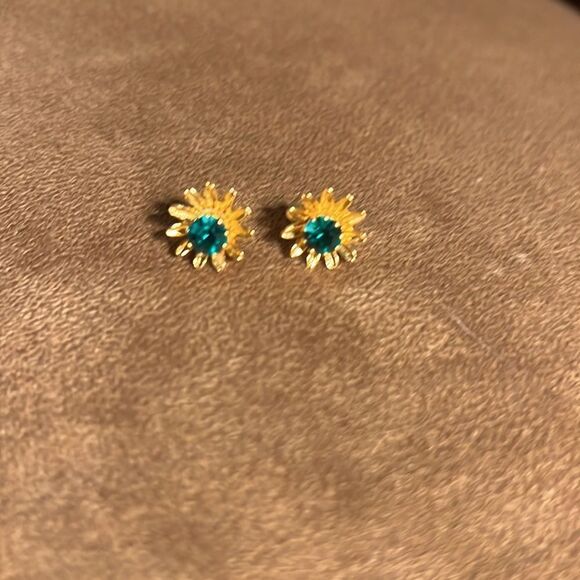 Vintage Avon May emerald birthstone pierced earrings. - Picture 7 of 8